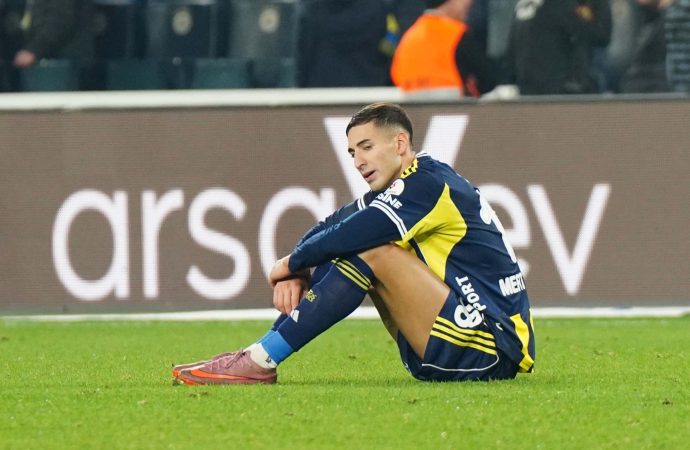 Fenerbahçe’de nişanlı krizi: Mert Müldür taraftara tepki gösterdi