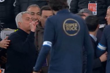 Mourinho derbide kırmızı kart gördü: Çıkarken rakip kulübeyi delirtmeyi de ihmal etmedi
