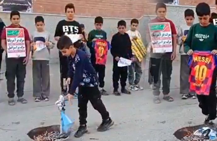 İran’da Messi depremi: Formalar tek tek yakıldı