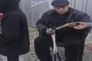 ‘Dua etsinler yeter’ dedi: Hayır için emekli maaşını dağıttı