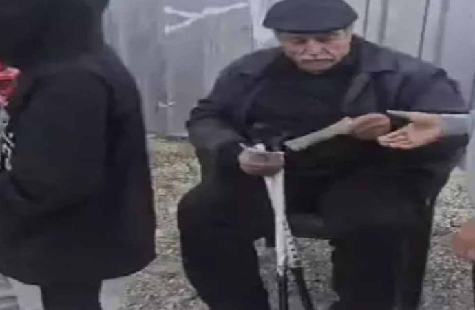 ‘Dua etsinler yeter’ dedi: Hayır için emekli maaşını dağıttı