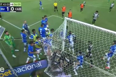 Tarihi maç: 23 oyuncuya kırmızı kart