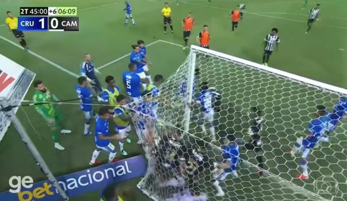 Tarihi maç: 23 oyuncuya kırmızı kart