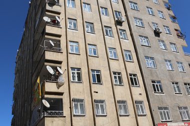 8 katlı binada ‘ses’ paniği: Evler boşaldı, incelendi, herkes geri döndü