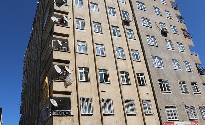 8 katlı binada ‘ses’ paniği: Evler boşaldı, incelendi, herkes geri döndü