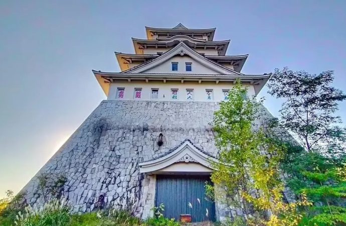 Japonya’da altı katlı kale satışta: Fiyatı İstanbul’da 1+1 daireyle yarışıyor