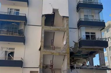15 katlı apartmanda patlama: 16 kişi yaralandı, birçok daire hasar gördü