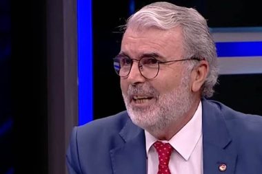 Oğlu AK Partili eski vekilin evine haciz getirdi