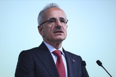 Bakan Uraloğlu: Hürmüz Boğazı’nda sahibi Türk olan 15 gemi var, personelle irtibat halindeyiz