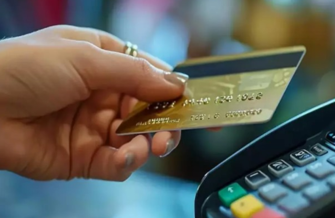 Yunanistan’da karttan harcamayana ceza: Ek vergi uygulanacak