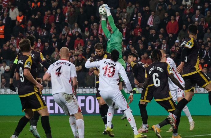 Samsunspor 4 gollü maçta turu zora soktu