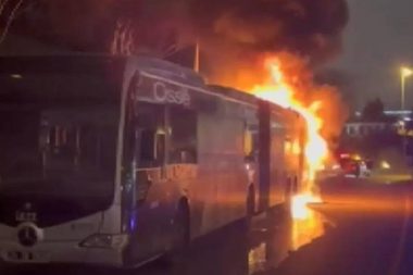 Seyir halindeki metrobüste yangın: 60 yolcu tahliye edildi