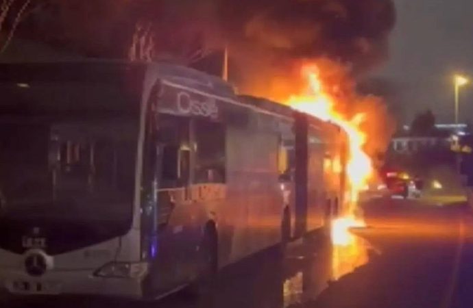 Seyir halindeki metrobüste yangın: 60 yolcu tahliye edildi