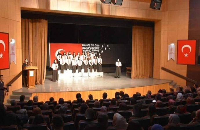 Tuhaf merak: İstiklal Marşı’nı Arapça okuttular