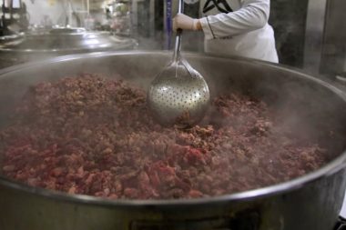 ‘Çocuklar binsin’ diye verilen yarış atından kavurma yaptılar