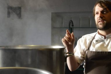 Dünyanın en iyi restoranında şiddet ve istismar: Efsane şef ağlayarak özür diledi ve istifa etti