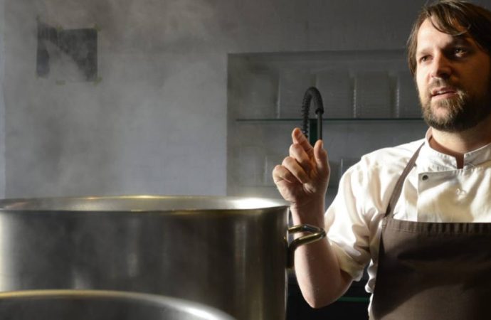 Dünyanın en iyi restoranında şiddet ve istismar: Efsane şef ağlayarak özür diledi ve istifa etti