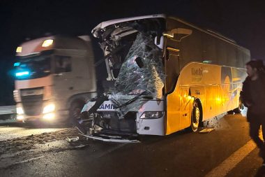 Otobüsle çekici çarpıştı: Bir kişi öldü, 15 kişi yaralandı