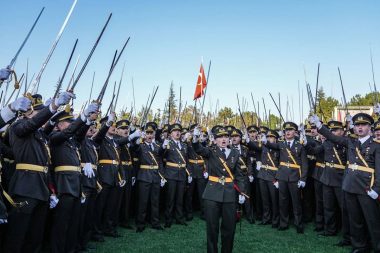 Kılıçlı yemin nedeniyle atılan teğmen görevine döndü