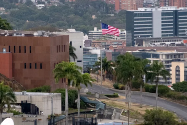 Venezuela’da yedi yıl sonra ABD bayrağı