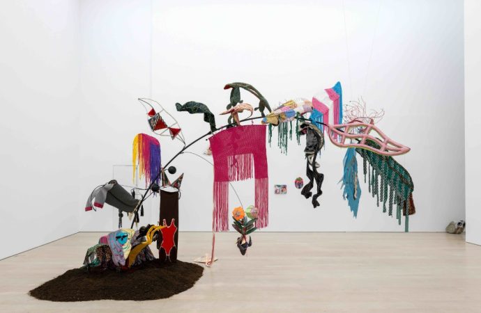 Venedik’te bir selam: Nilbar Güreş’ten ‘Gözlerinizden Öperim’