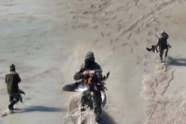 Filmini bile aştılar: Drona ateş açtılar, ata binip kaçtılar