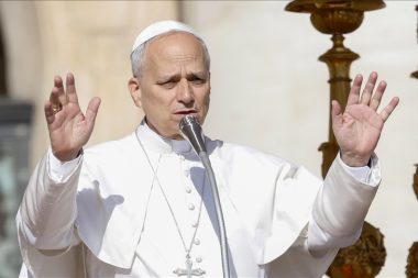 Papa 14. Leo belki dinleyen olur diye emretti: Ateşi kesin