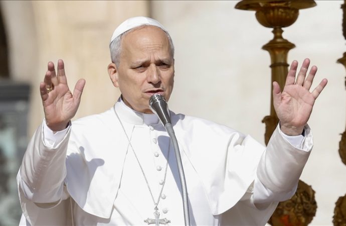 Papa 14. Leo belki dinleyen olur diye emretti: Ateşi kesin