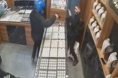 Kuyumcuyu dövdüler ama soyamayıp kaçtılar