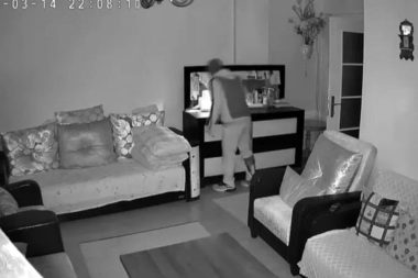 Evi soymaya geldi, kameradan gelen sesle kaçıp gitti