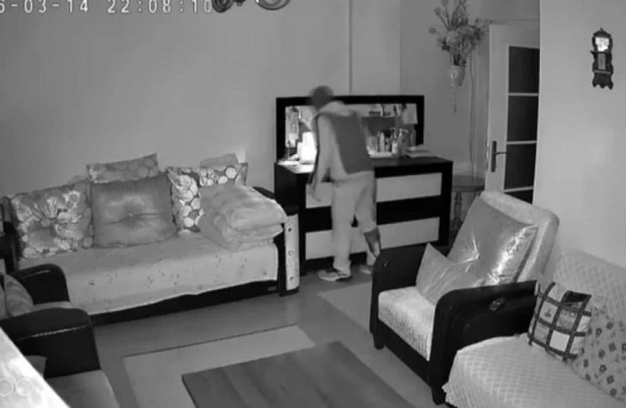 Evi soymaya geldi, kameradan gelen sesle kaçıp gitti