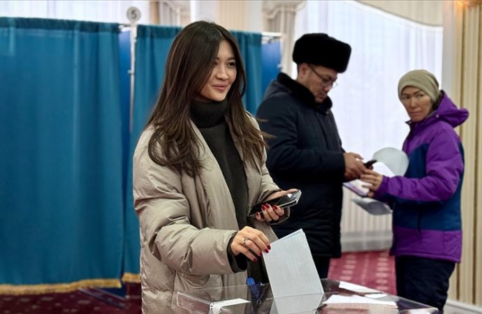 Kazakistan’da halk yeni anayasaya “evet” dedi