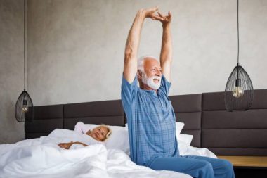 Uykusuzluğun biyolojik şifresi: Yaşlılar neden her sabah daha erken uyanıyor?