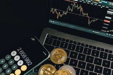 Eşinin şifresini öğrenmek için eve kamera kurdurmuş