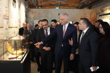 İki İznik Çinisi yıllar sonra yeniden Türkiye’de