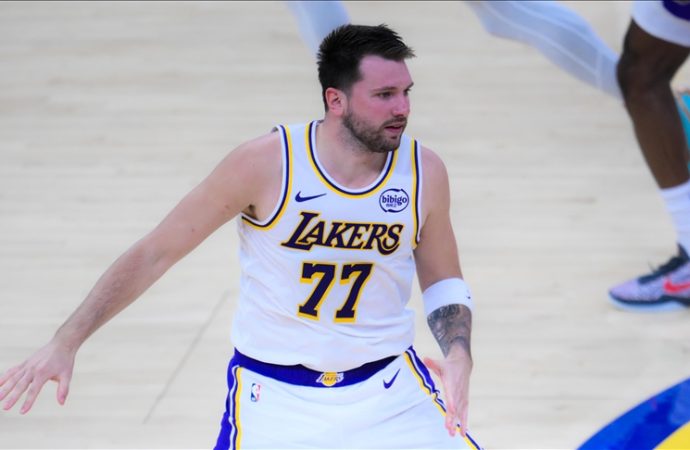 Lakers, Rockets’ı yenerek art arda 6. galibiyetine ulaştı