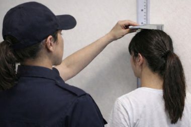 Boyunun yanlış ölçüldüğünü ispatladı, artık polis olabilecek