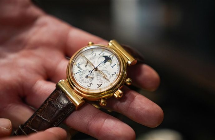 El cerrahı ameliyat antrenmanını böyle yapıyor: Saat tamir ediyor