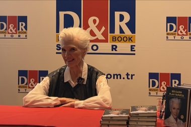 Elon Musk’un annesi Dr. Maye Musk, İstanbul’da kitap imzaladı