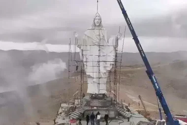 Lübnan-Suriye sınırına Hz. İsa heykeli dikildi