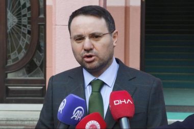 Akın Gürlek dizi oyunculuğu yapmış