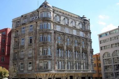 Semtin en süslüsü: Tarihi apartmanı rekor fiyata satıldı