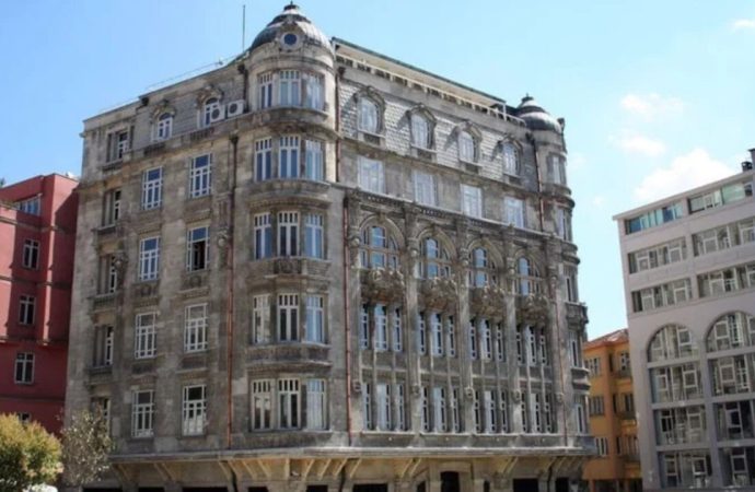 Semtin en süslüsü: Tarihi apartmanı rekor fiyata satıldı