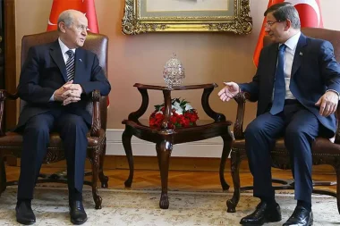 Bahçeli’den Davutoğlu’na kitap için kutlama telefonu