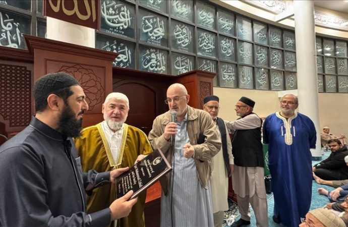 Sportmen imam: Namazdan sonra camide şınav çektiriyor