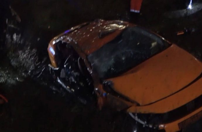 Taksi su kanalına uçtu: Üç kişi hayatını kaybetti