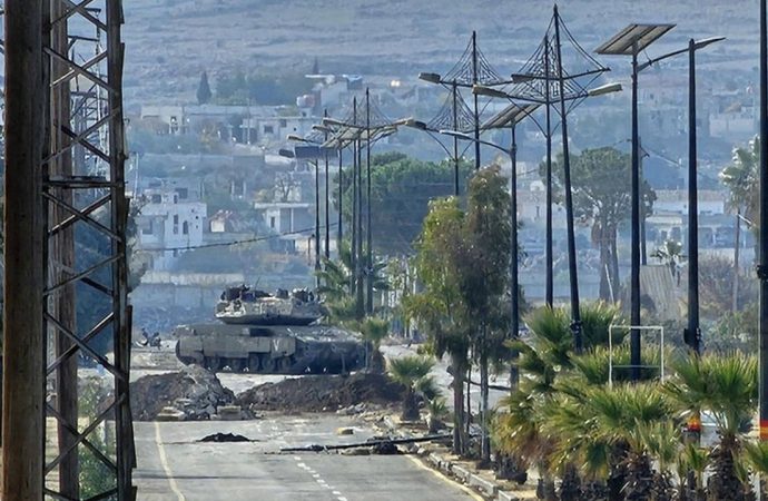 İsrail: Şam yönetimine ait askeri üsleri vurduk