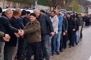 Bayramlaşmak için bir kilometre kuyrukta bekliyorlar: 60 yıldır böyle…