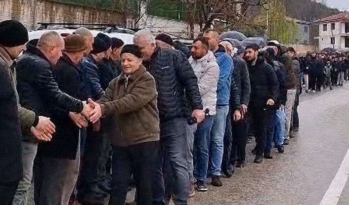 Bayramlaşmak için bir kilometre kuyrukta bekliyorlar: 60 yıldır böyle…