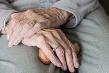 1,8 milyon yaşlı yapayalnız yaşıyor: Dörtte üçü kadın